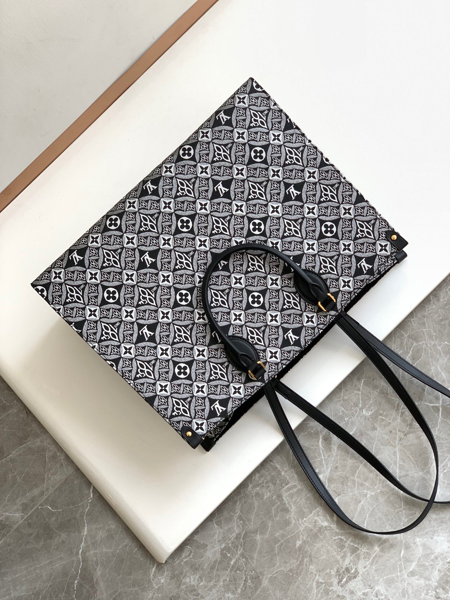 Louis Vuitton Onthego With Black And White Retro Presbyopic Color Matching Handbags