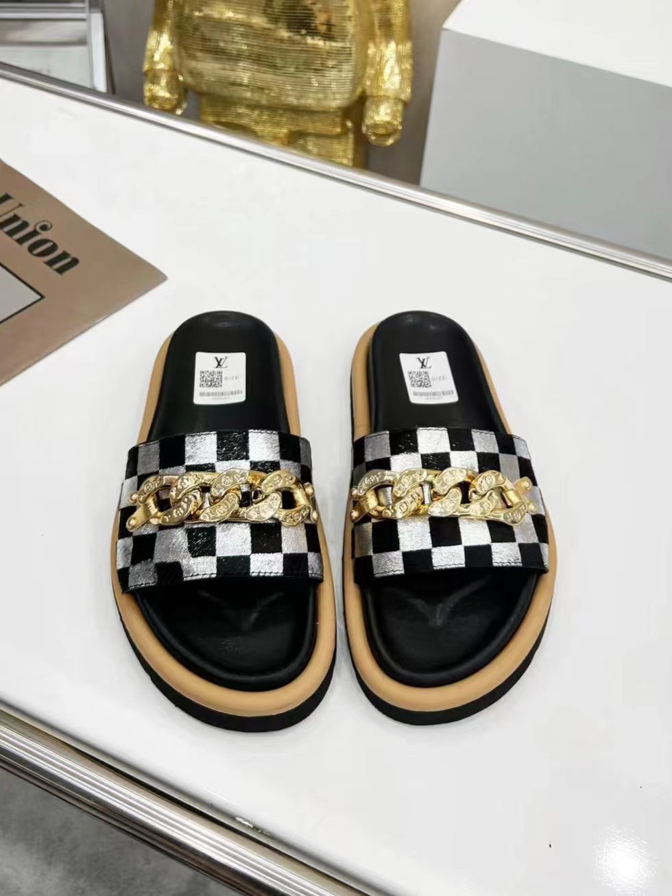 LV Checkerboard Pattern Slippers With Metal Decoration