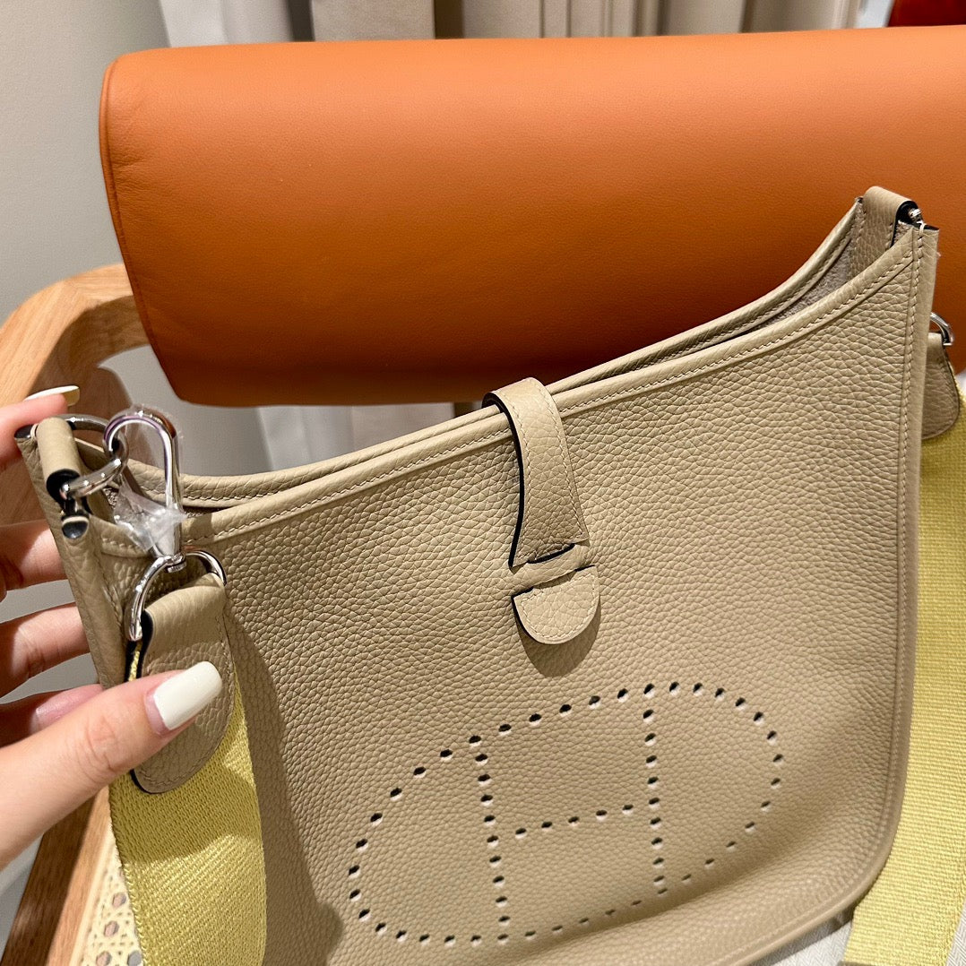 Hermes Evelyne III 29 Bag In Trench Taurillon Clemence Leather