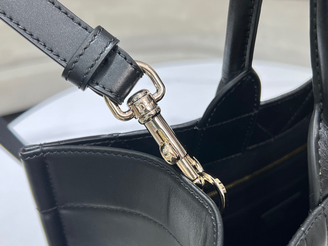 Dior Leather Series Medium Tote Bag In Black