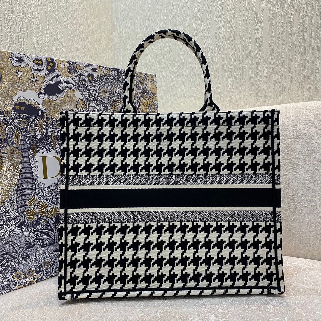 Dior Dior Large Houndstooth Tote Bag In Black