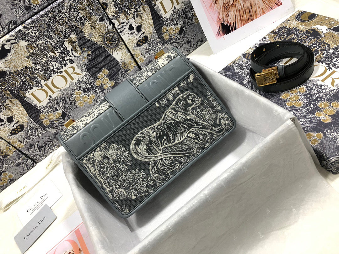 Dior 30 Montaigne Bag In Gray Animal Embroidery