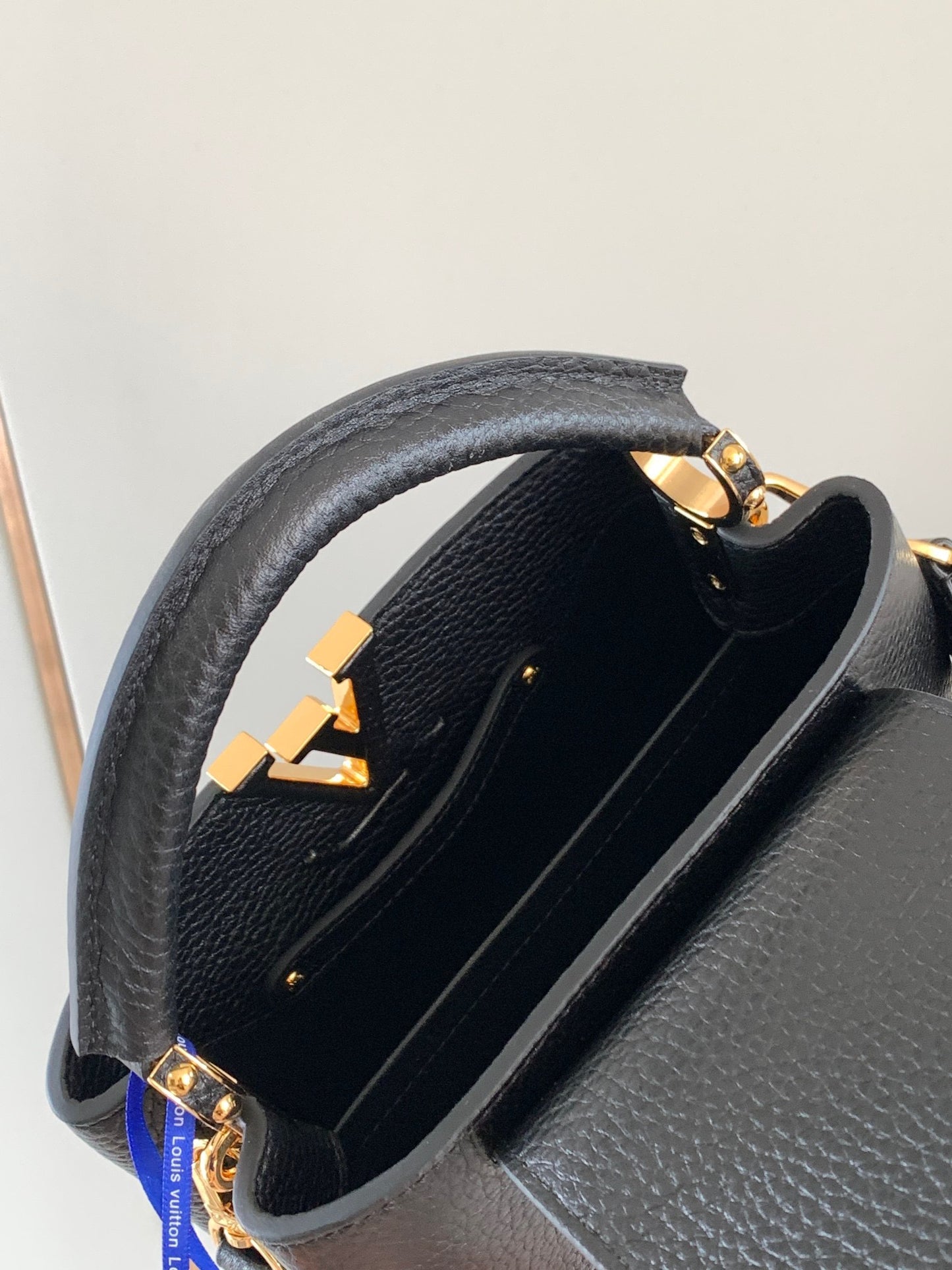 Louis Vuitton Capucines Mini Bag In Black