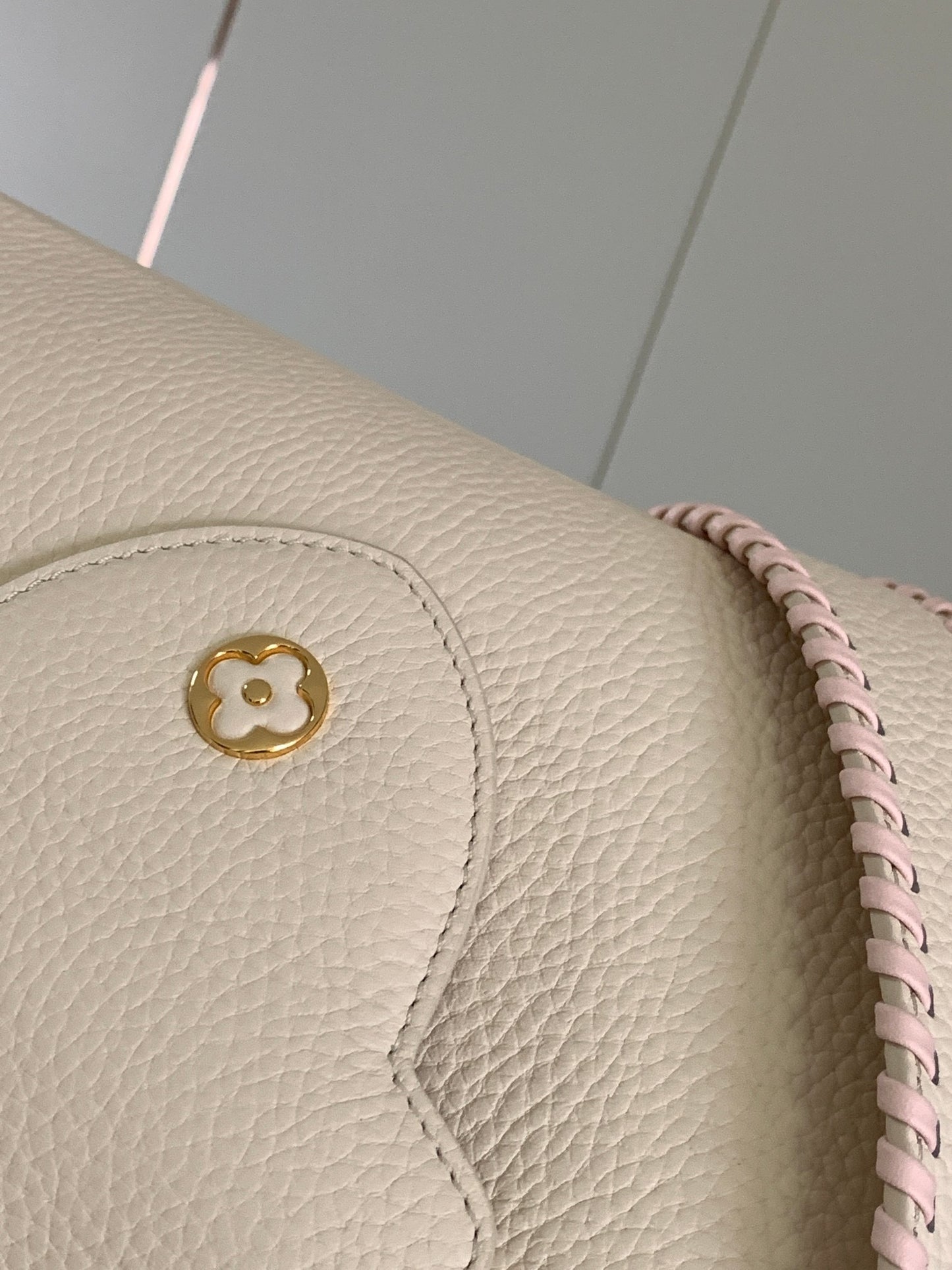 Louis Vuitton Capucines Medium Bag In Beige