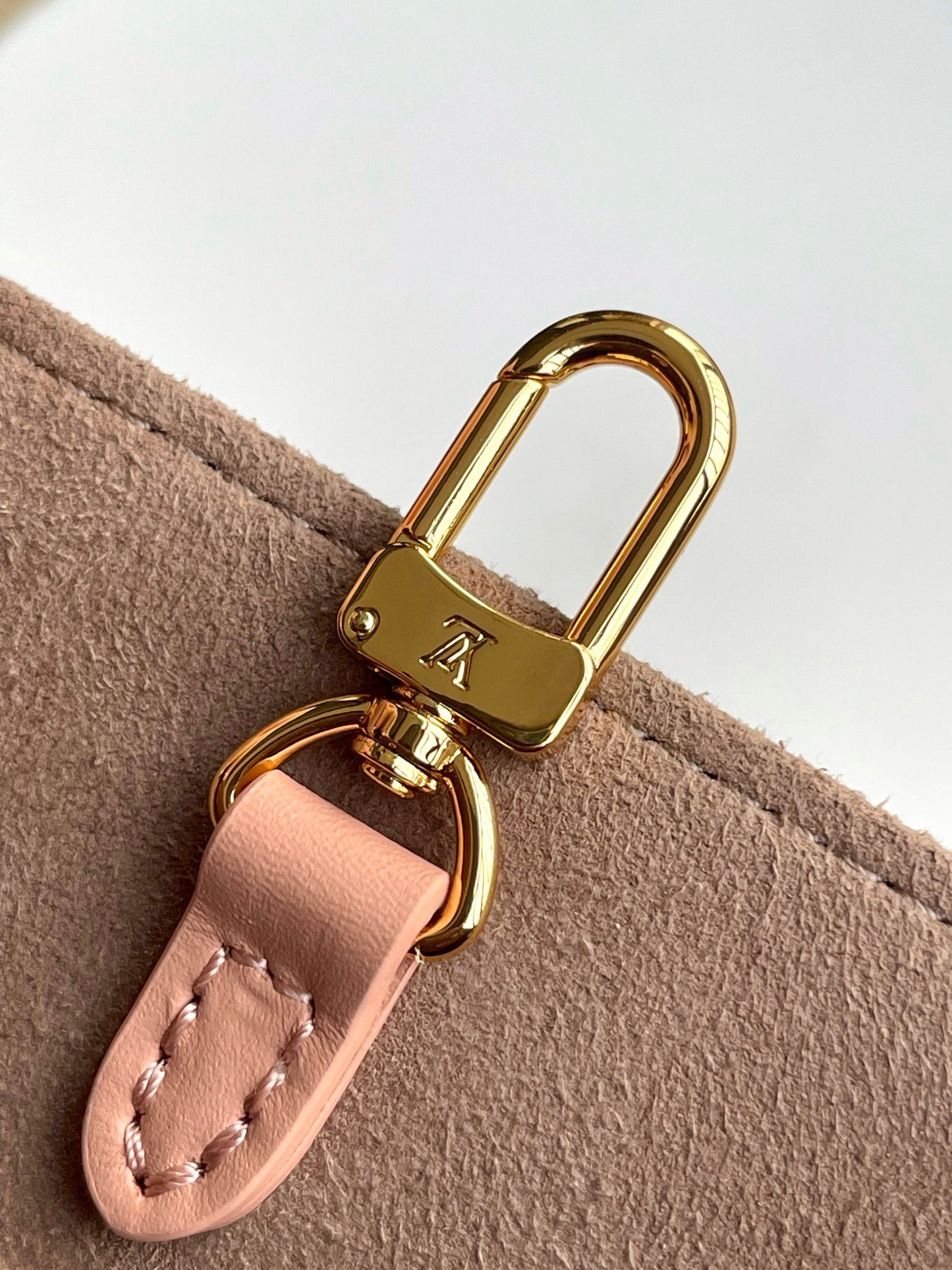 Louis Vuitton Onthego Handbags With Pink Embossed