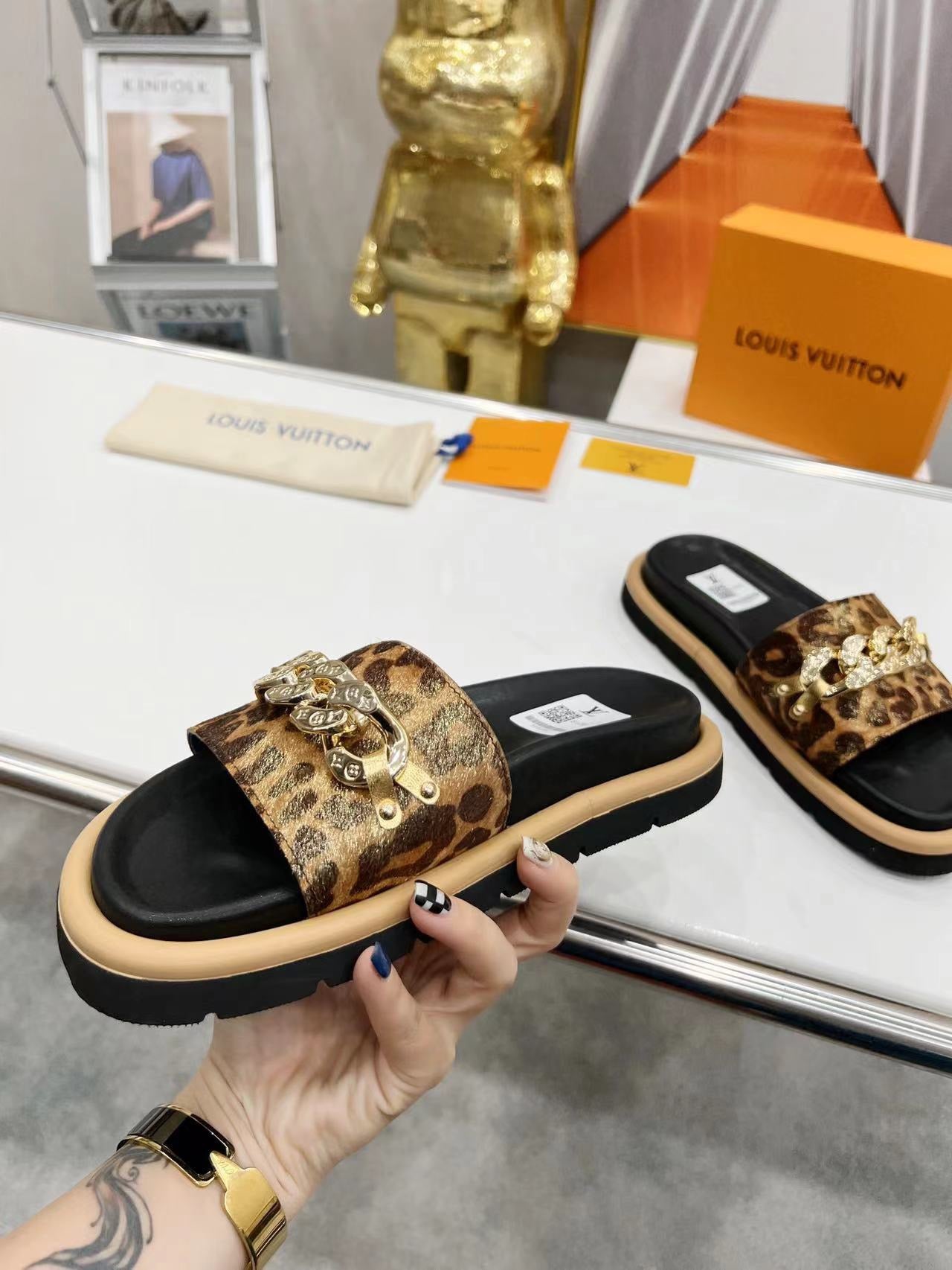 LV Leopard Print Slippers With Metal Decoration