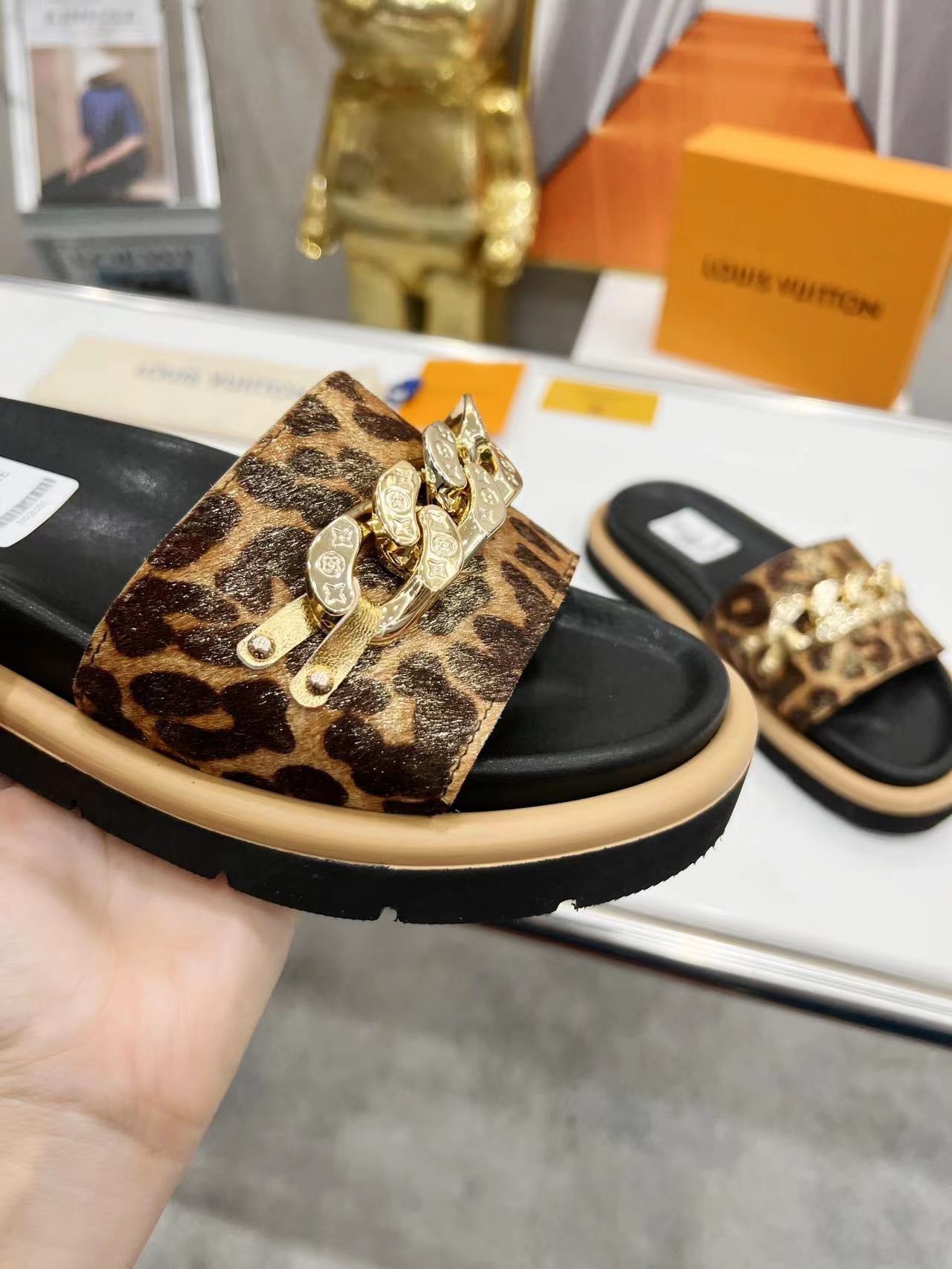 LV Leopard Print Slippers With Metal Decoration