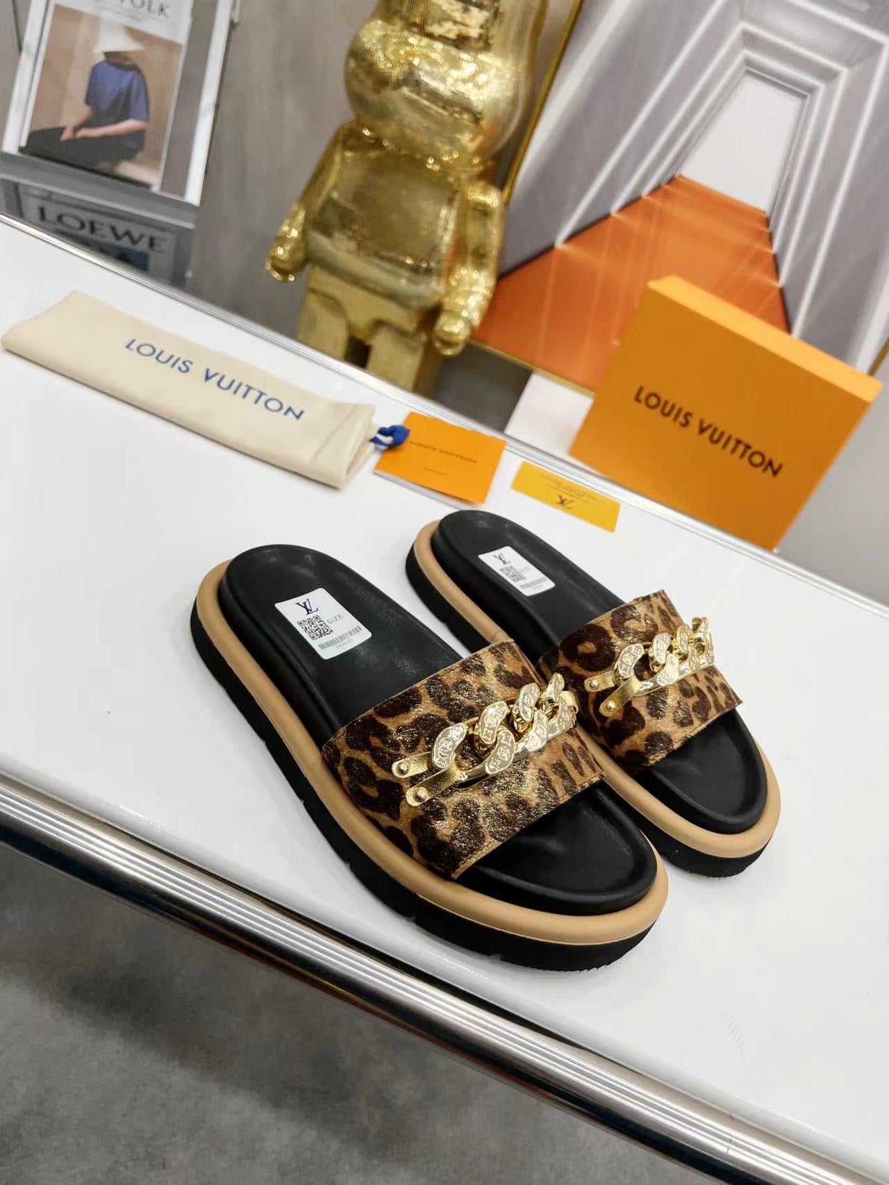 LV Leopard Print Slippers With Metal Decoration