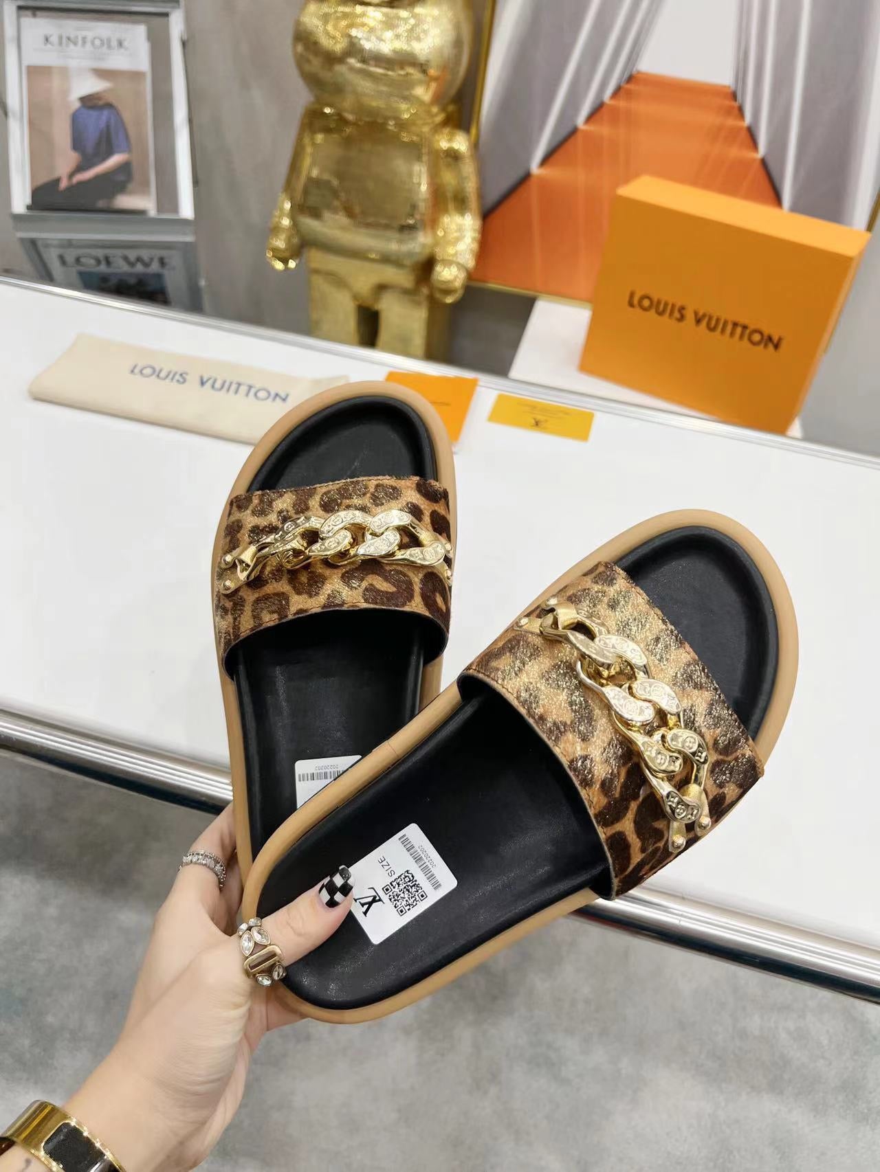 LV Leopard Print Slippers With Metal Decoration