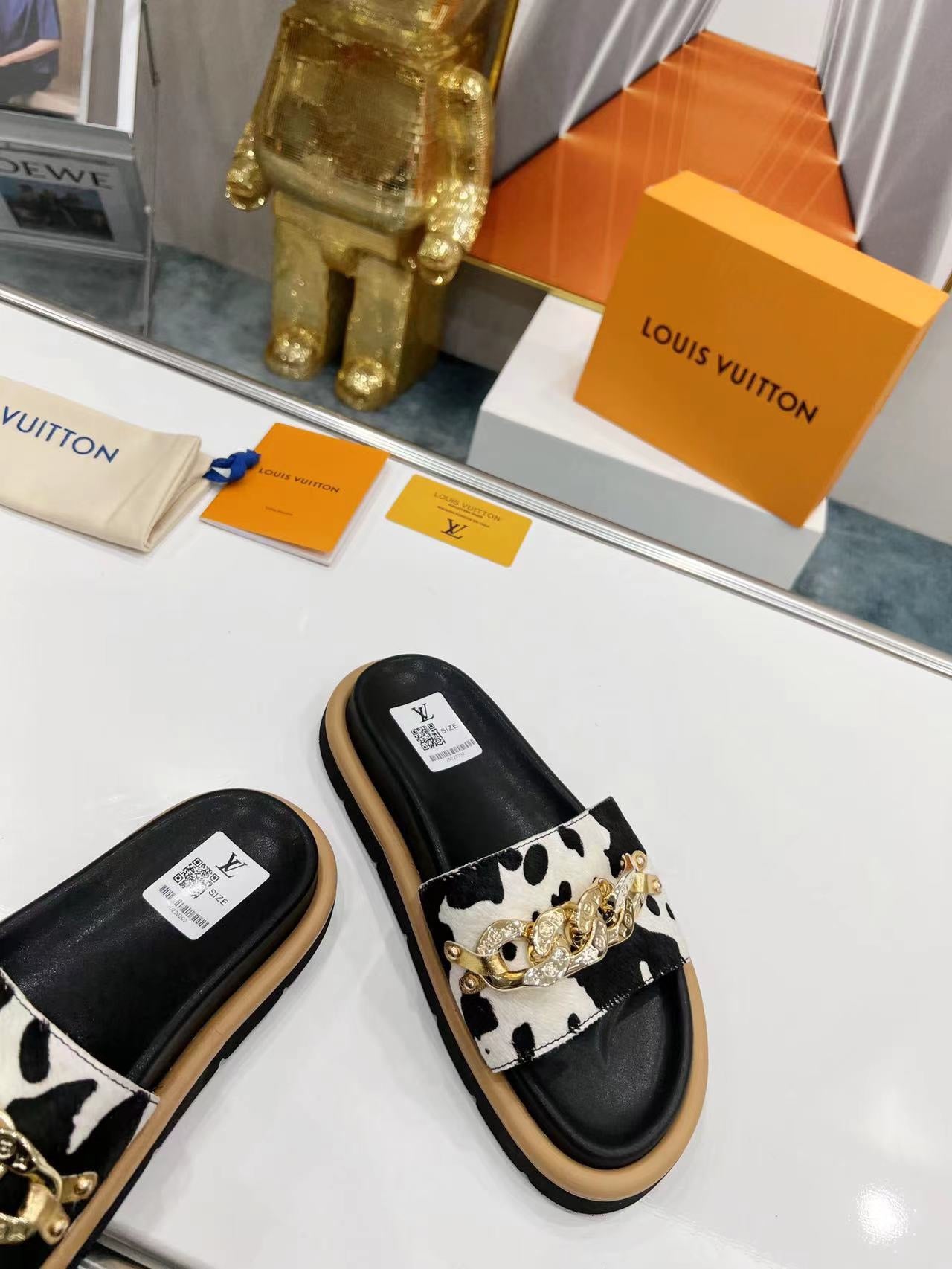 LV Slippers In Black Pattern With Metal Decoration