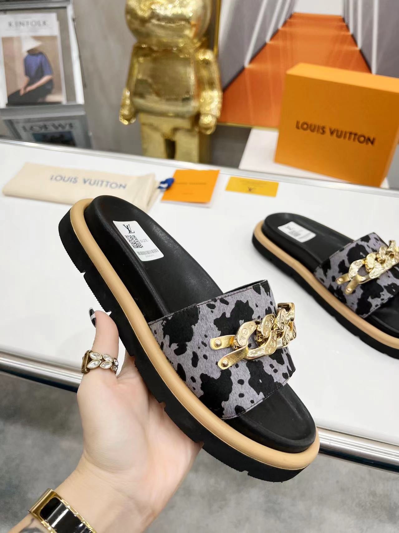 LV Slippers In Black And Gray Pattern With Metal Decoration