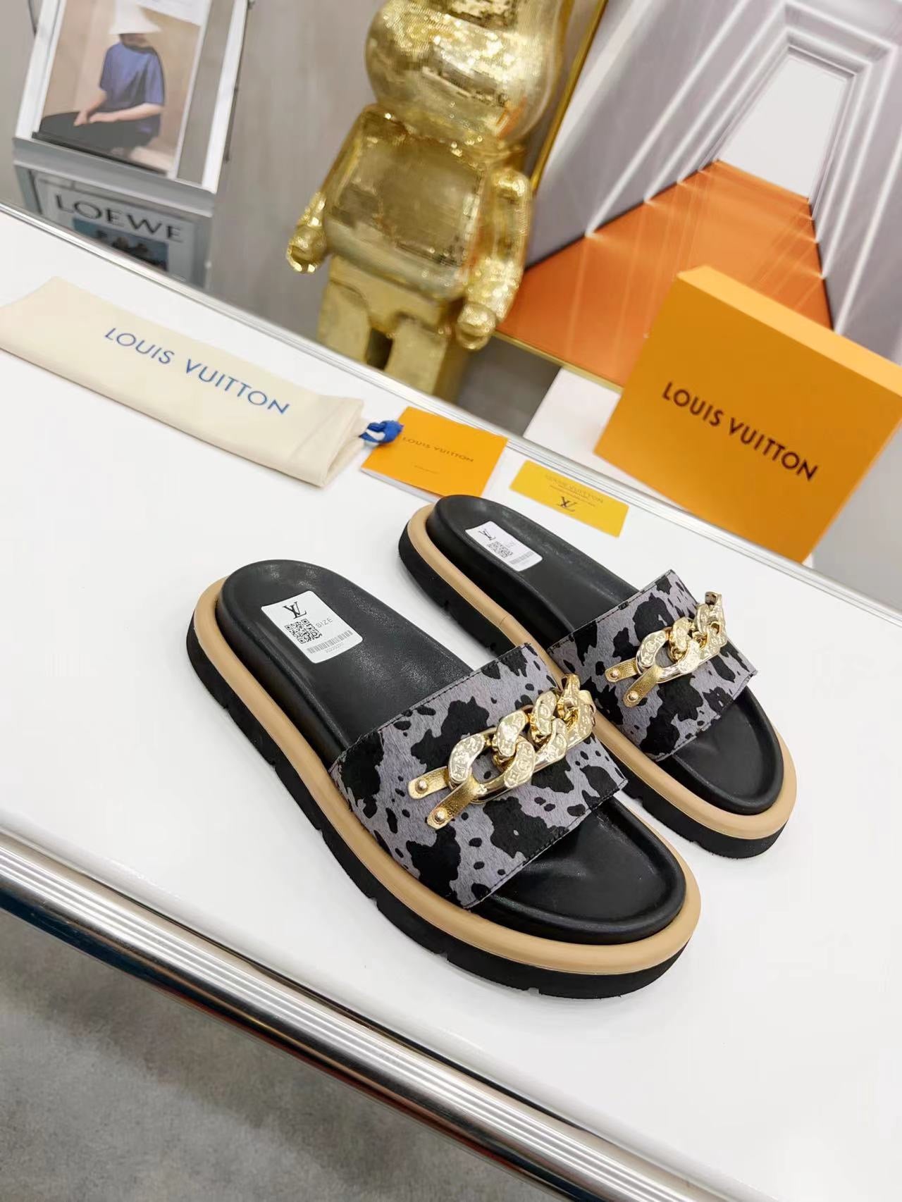 LV Slippers In Black And Gray Pattern With Metal Decoration