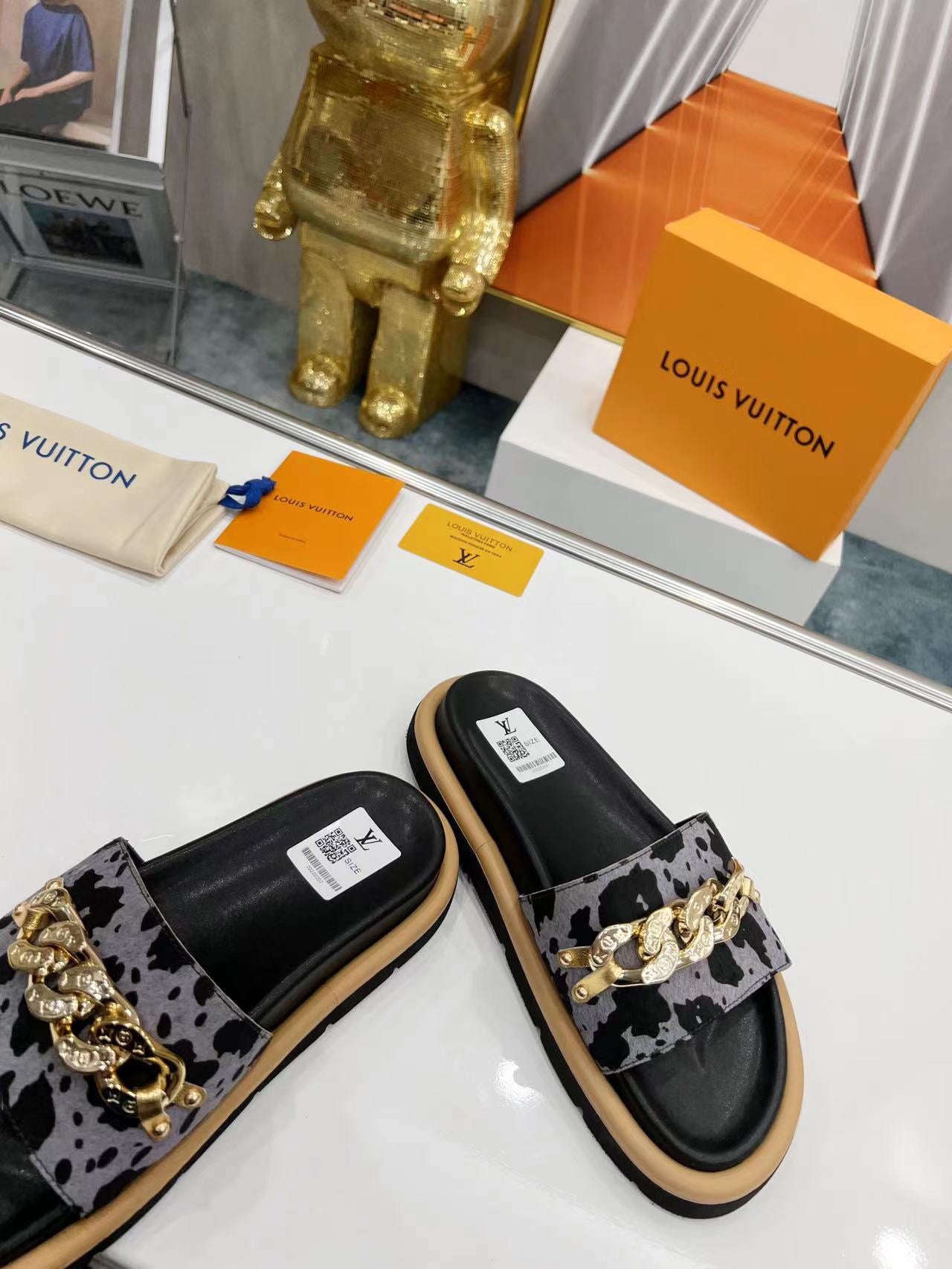 LV Slippers In Black And Gray Pattern With Metal Decoration