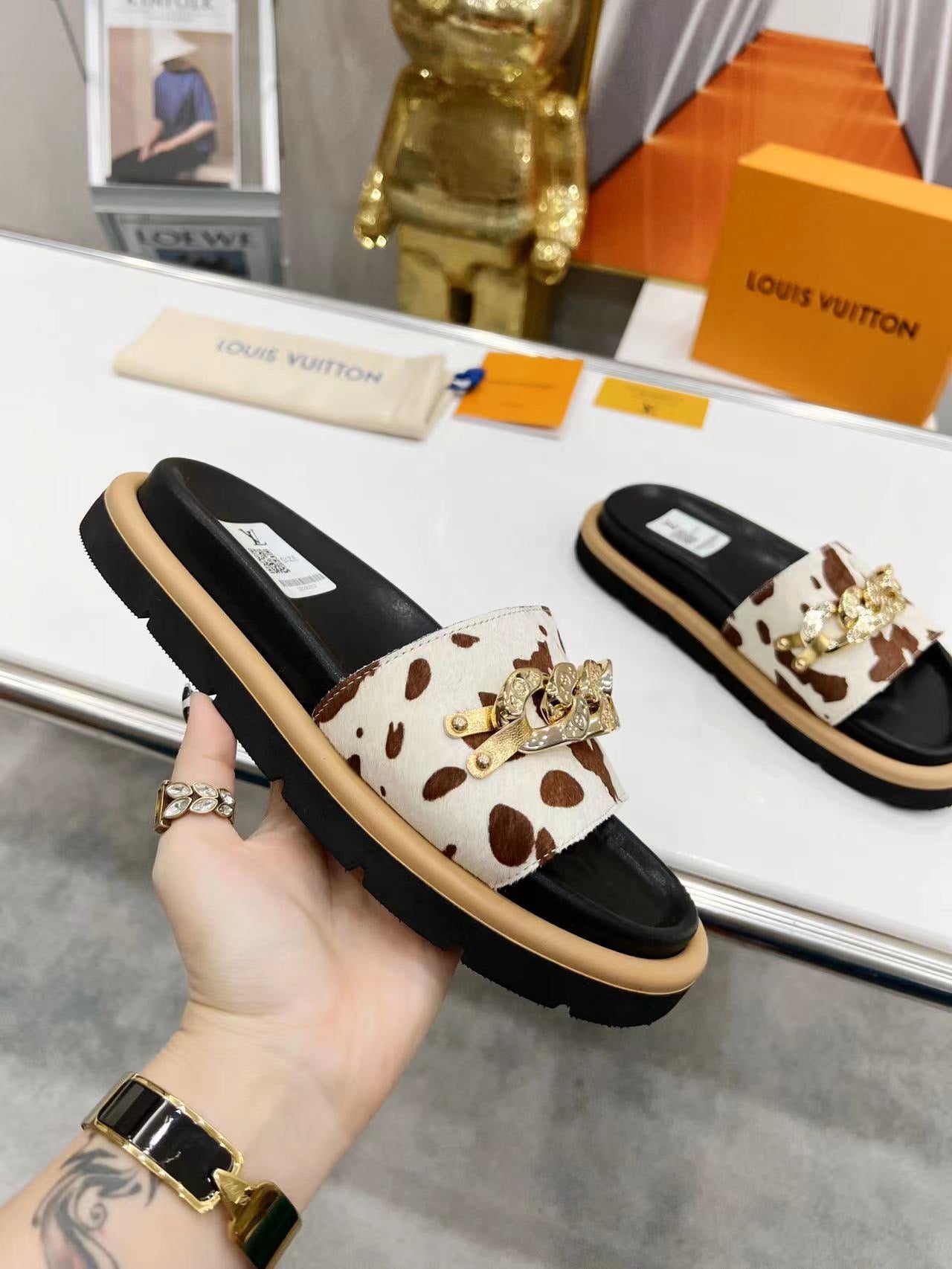 LV Slippers In Brown Pattern With Metal Decoration