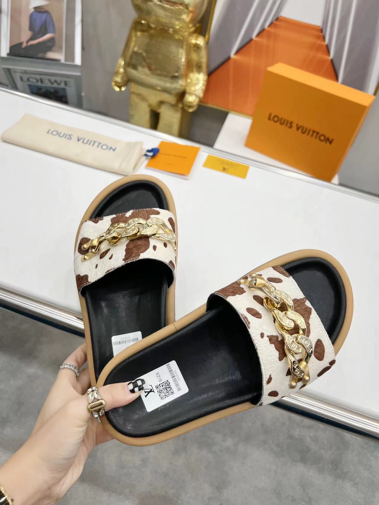 LV Slippers In Brown Pattern With Metal Decoration