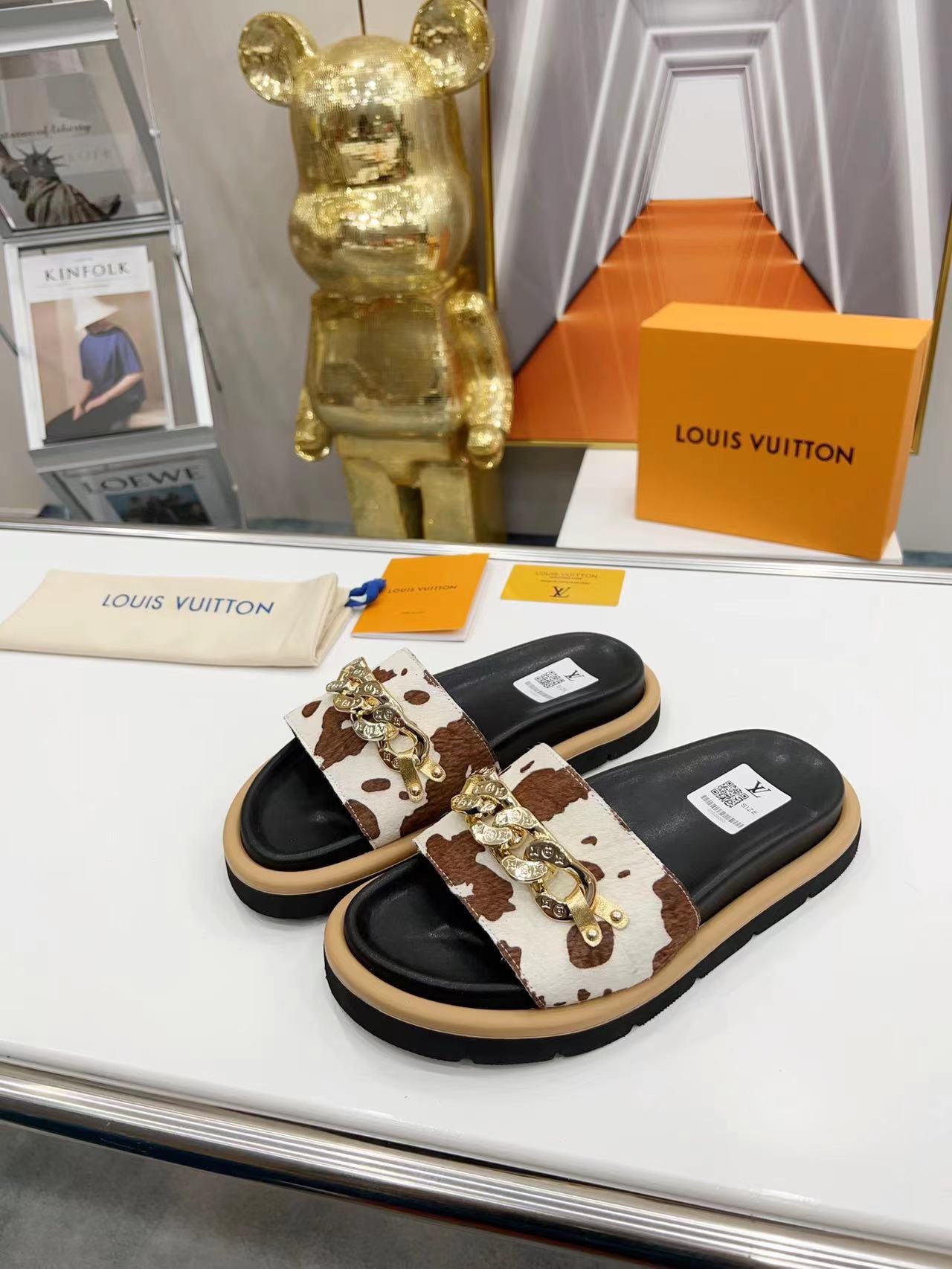 LV Slippers In Brown Pattern With Metal Decoration