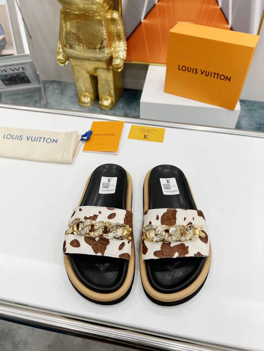 LV Slippers In Brown Pattern With Metal Decoration