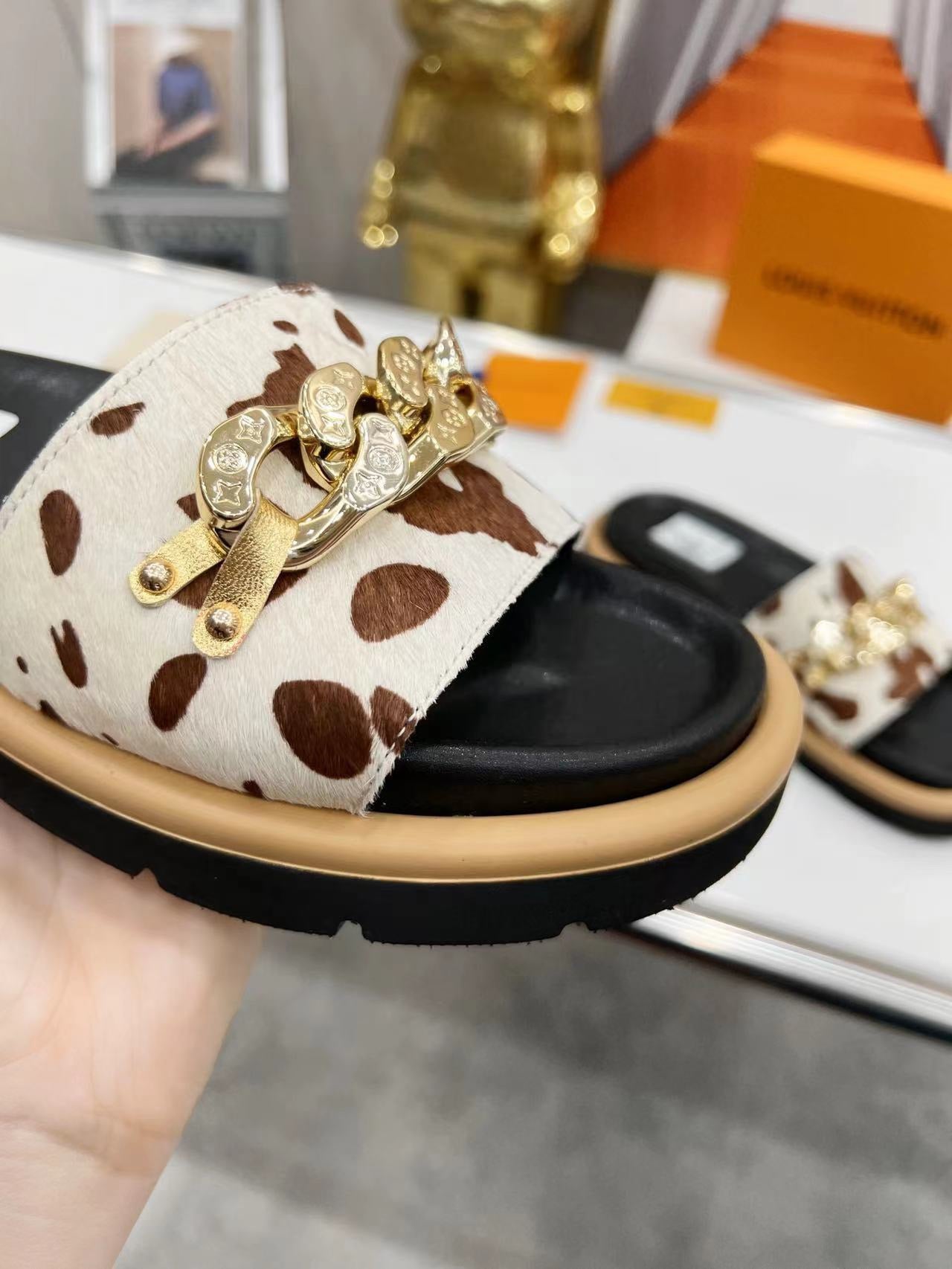 LV Slippers In Brown Pattern With Metal Decoration