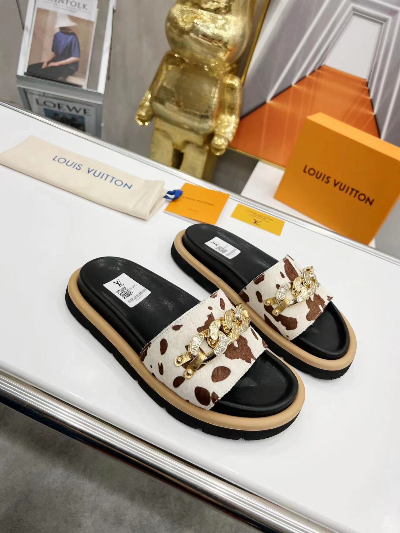 LV Slippers In Brown Pattern With Metal Decoration