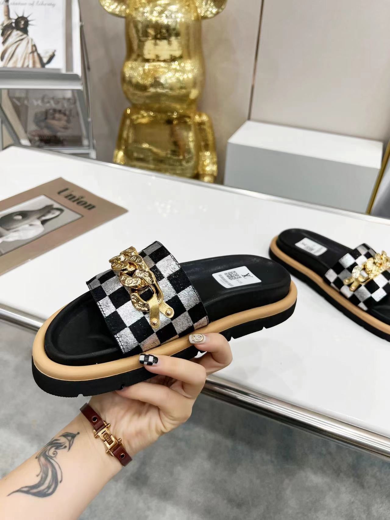 LV Checkerboard Pattern Slippers With Metal Decoration