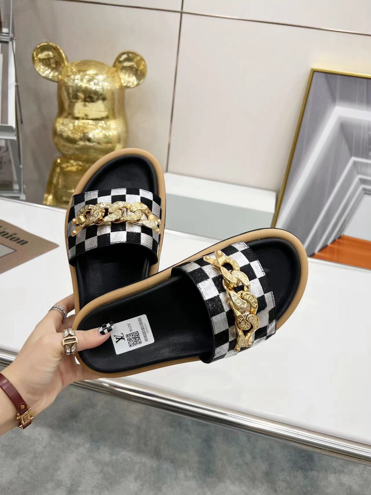 LV Checkerboard Pattern Slippers With Metal Decoration