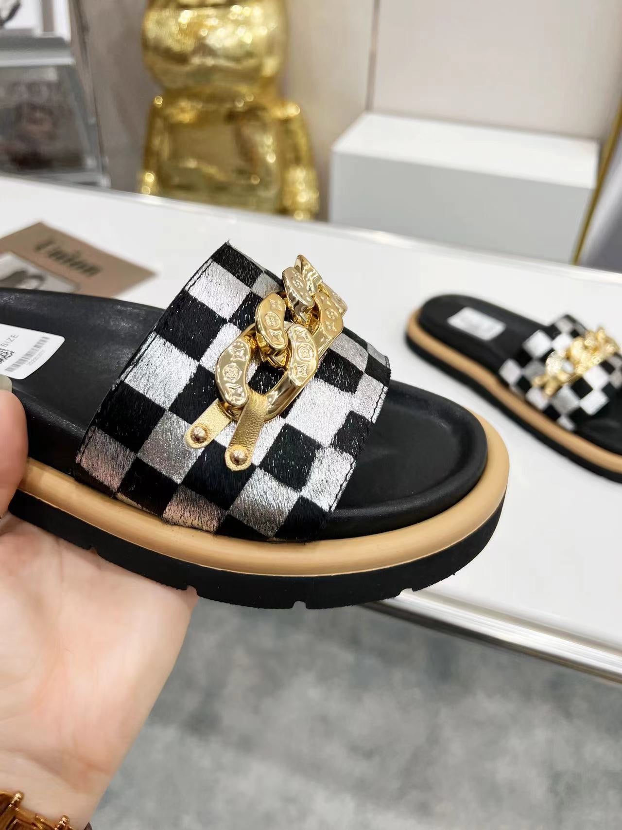 LV Checkerboard Pattern Slippers With Metal Decoration