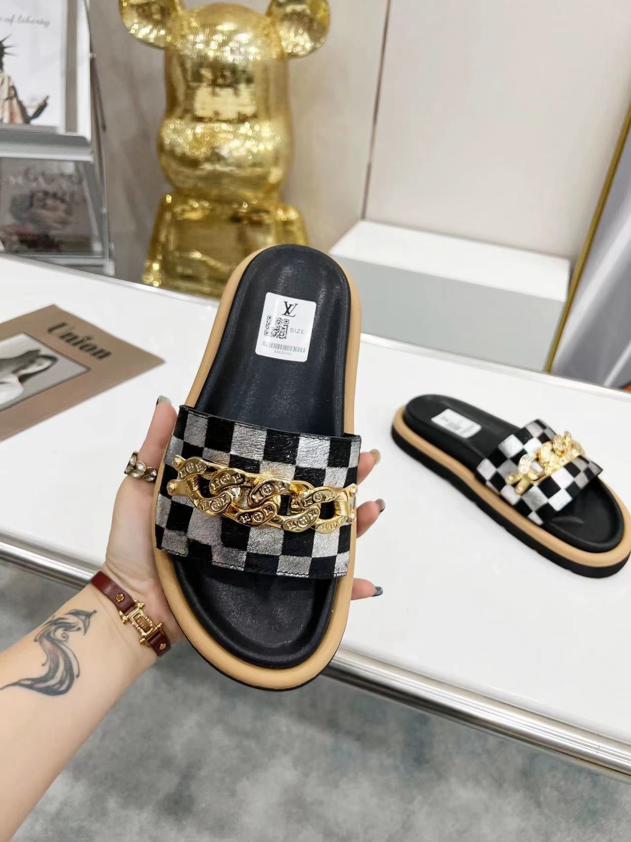 LV Checkerboard Pattern Slippers With Metal Decoration