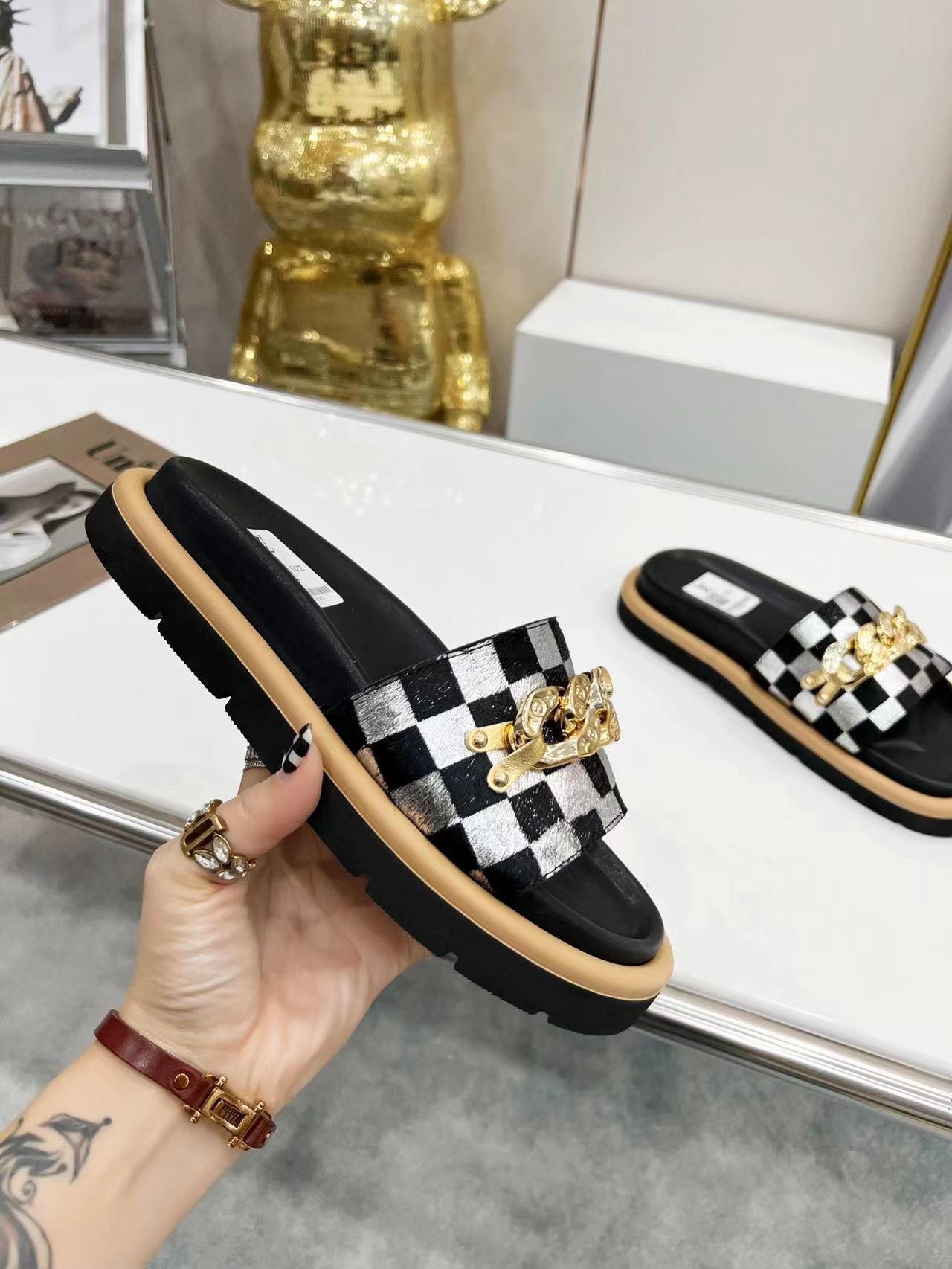 LV Checkerboard Pattern Slippers With Metal Decoration