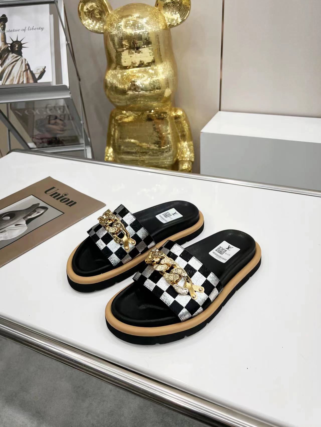 LV Checkerboard Pattern Slippers With Metal Decoration