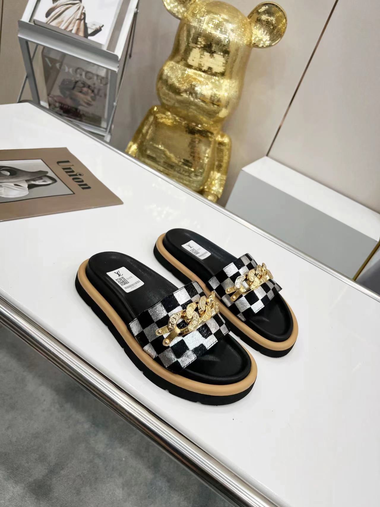 LV Checkerboard Pattern Slippers With Metal Decoration