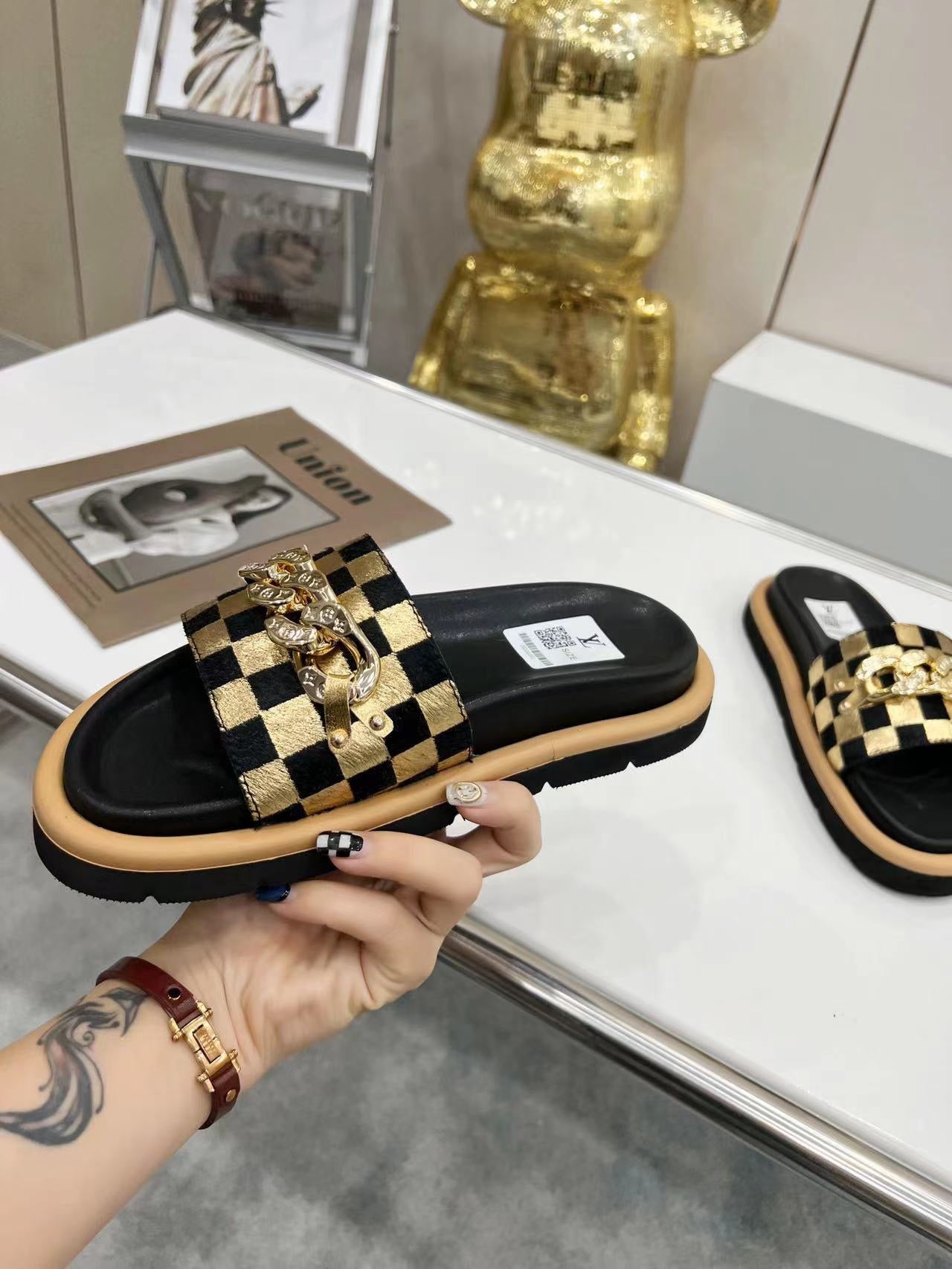 LV Slippers In Gold Checkerboard Pattern With Metal Decoration