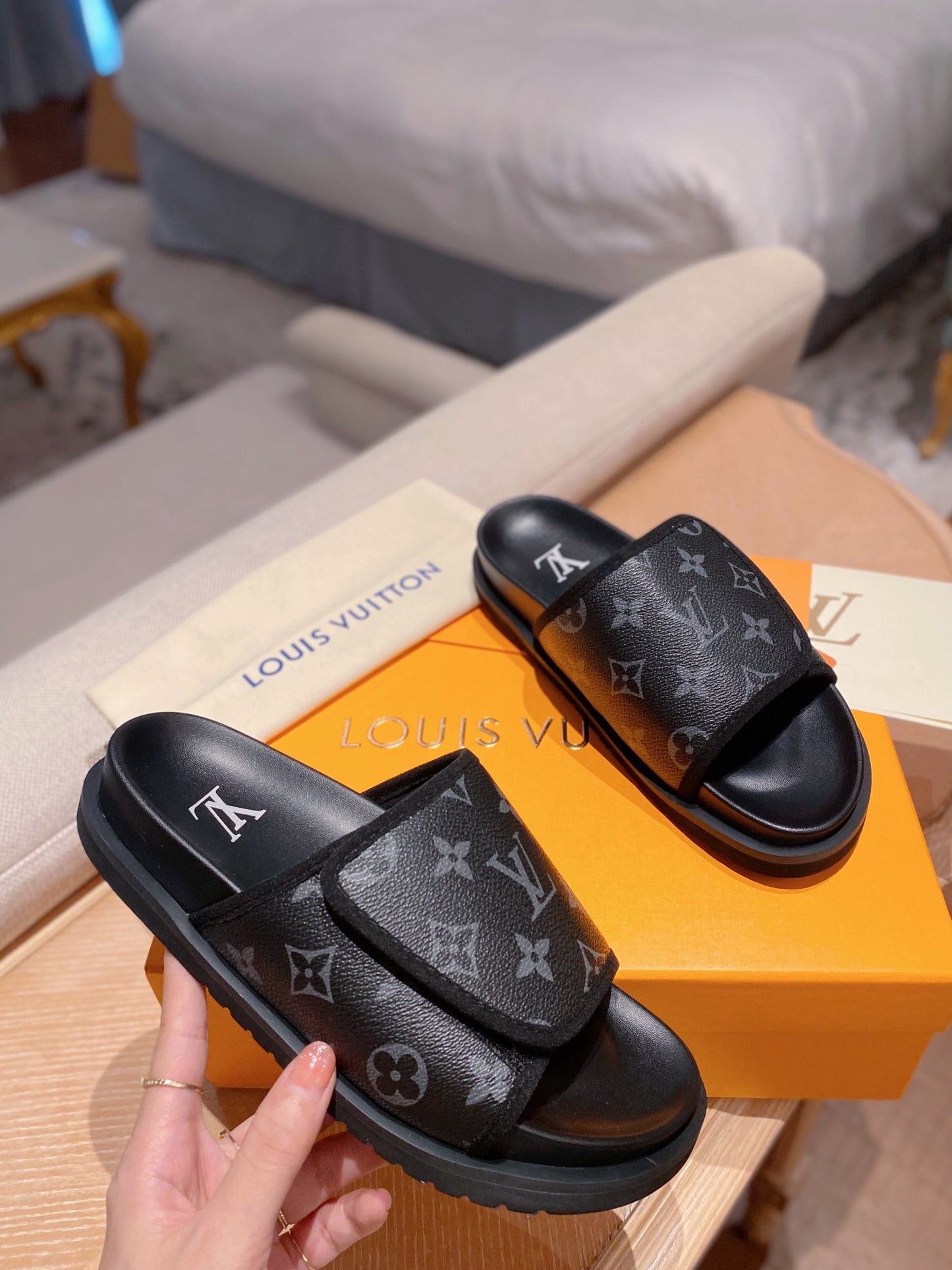 LV Miami Presbyopic Black Velcro Slippers