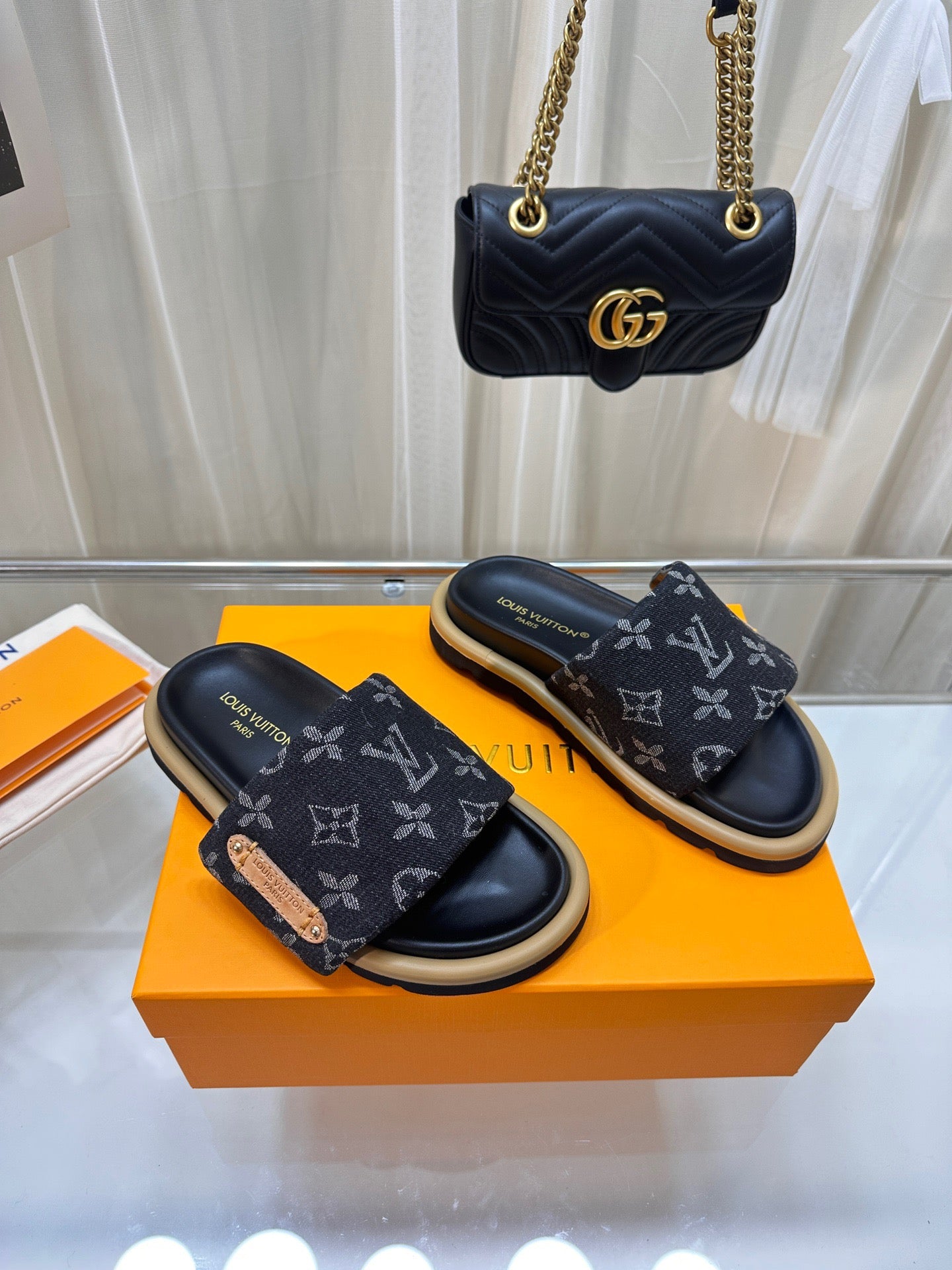 LV Black Presbyopia Slippers