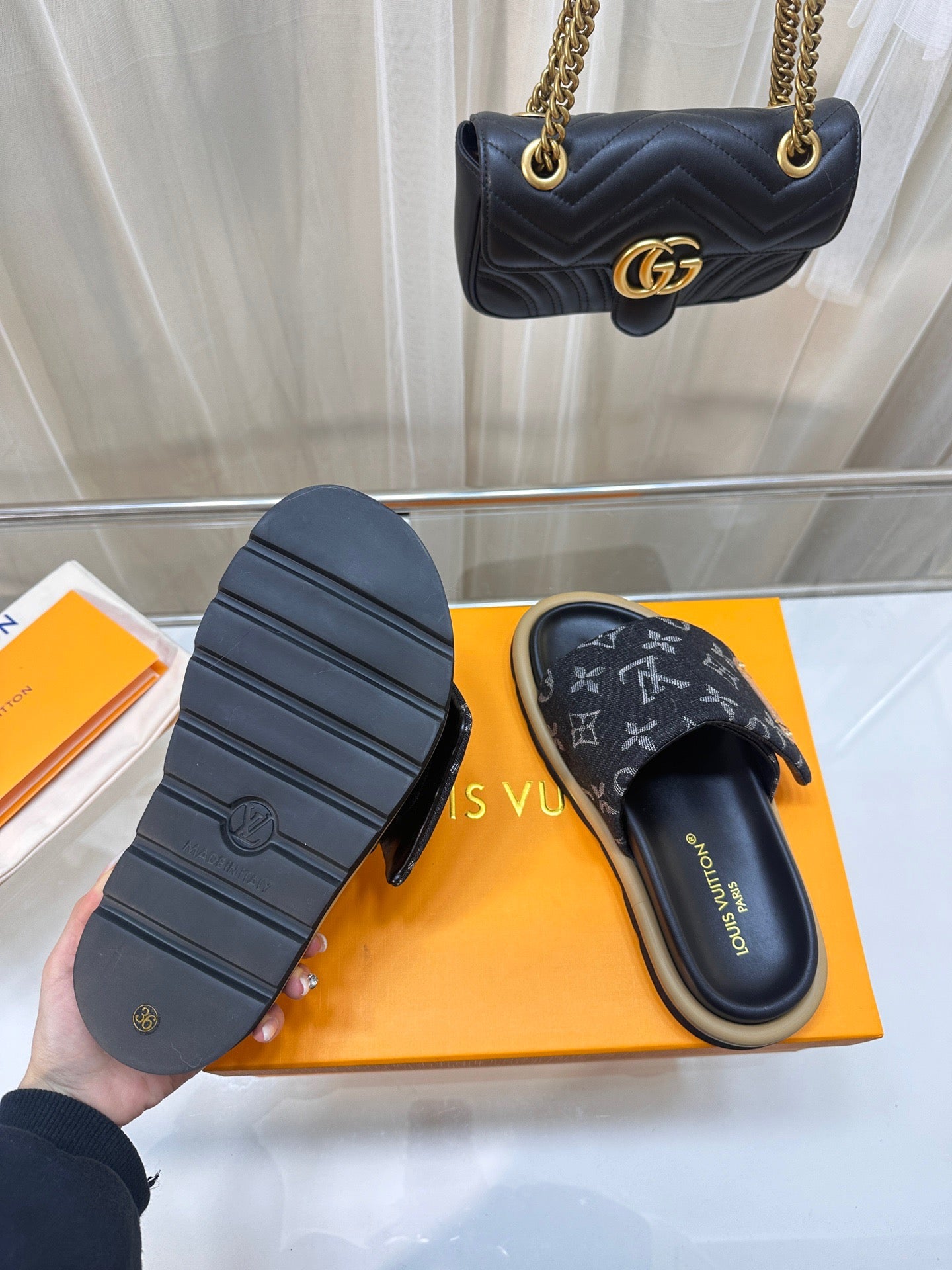 LV Black Presbyopia Slippers