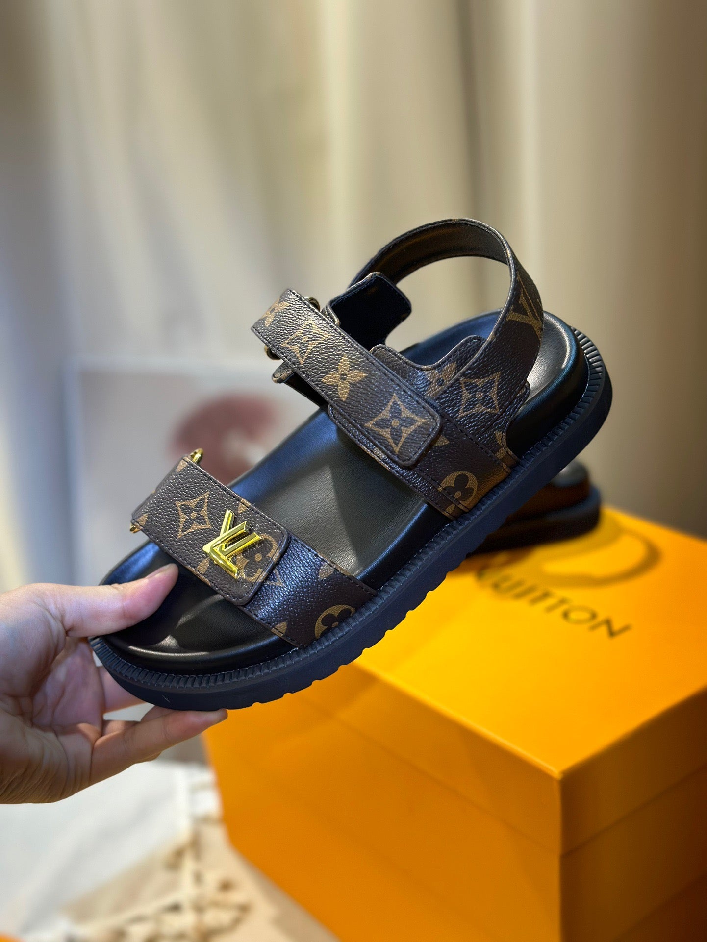 LV Classic Presbyopia Series Sandals