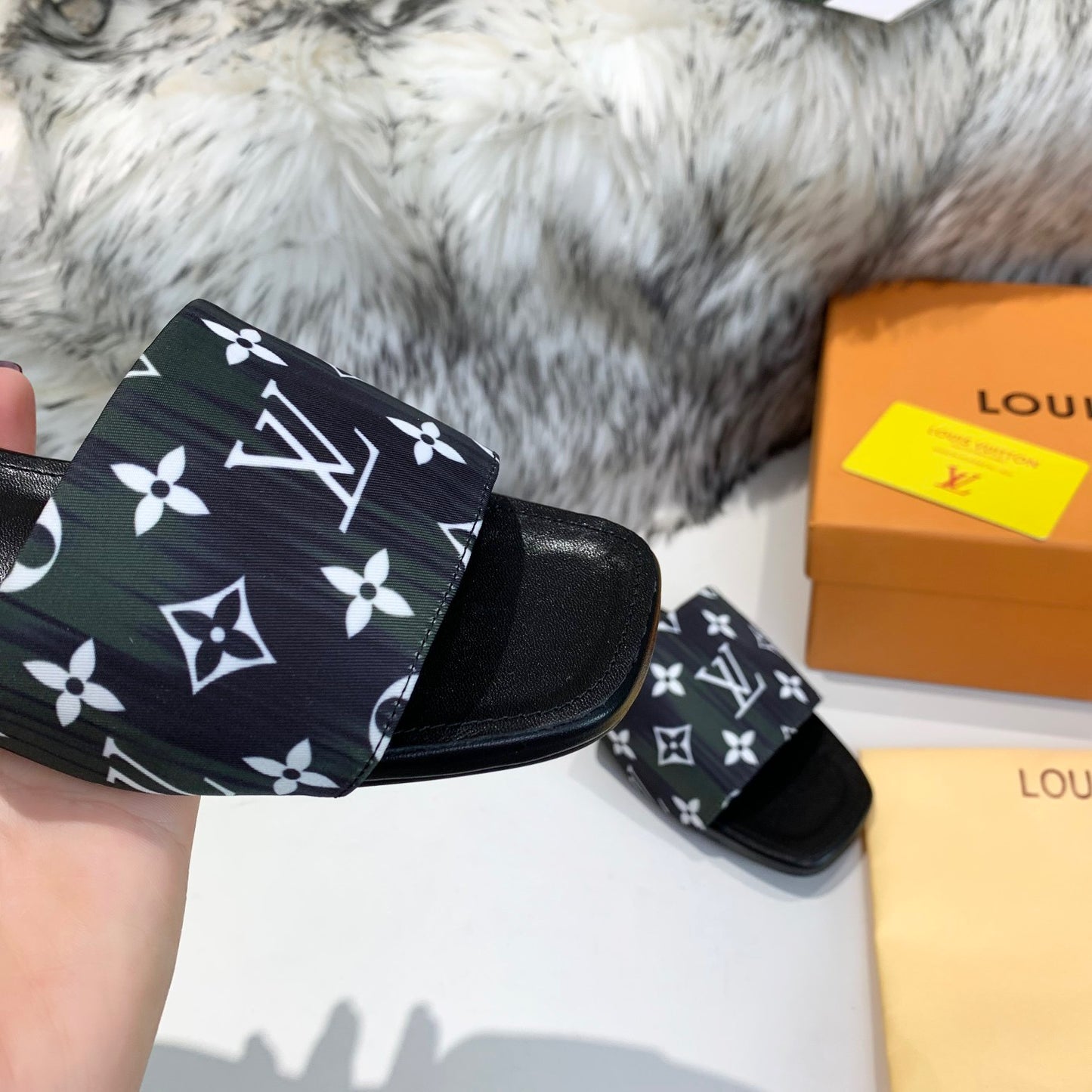 LV Black Classic Presbyopia Series Slippers