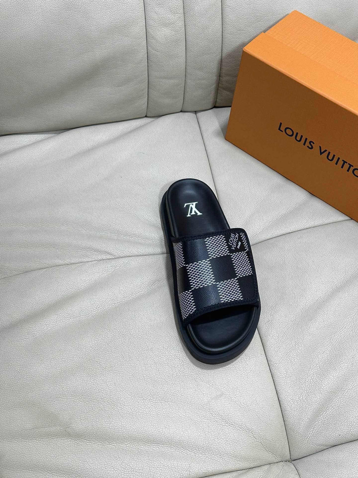 LV Miami Velcro Plaid In Black