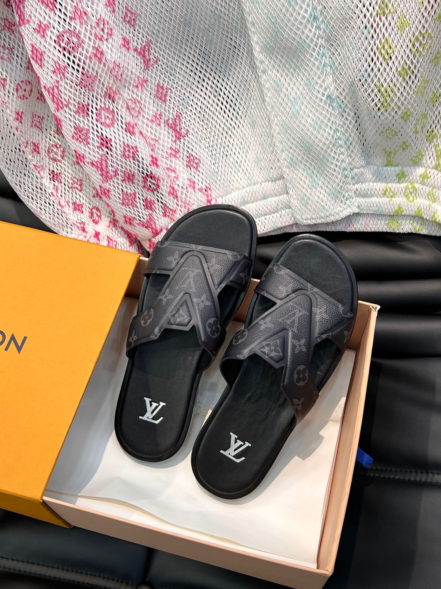 LV Black Presbyopia Slippers