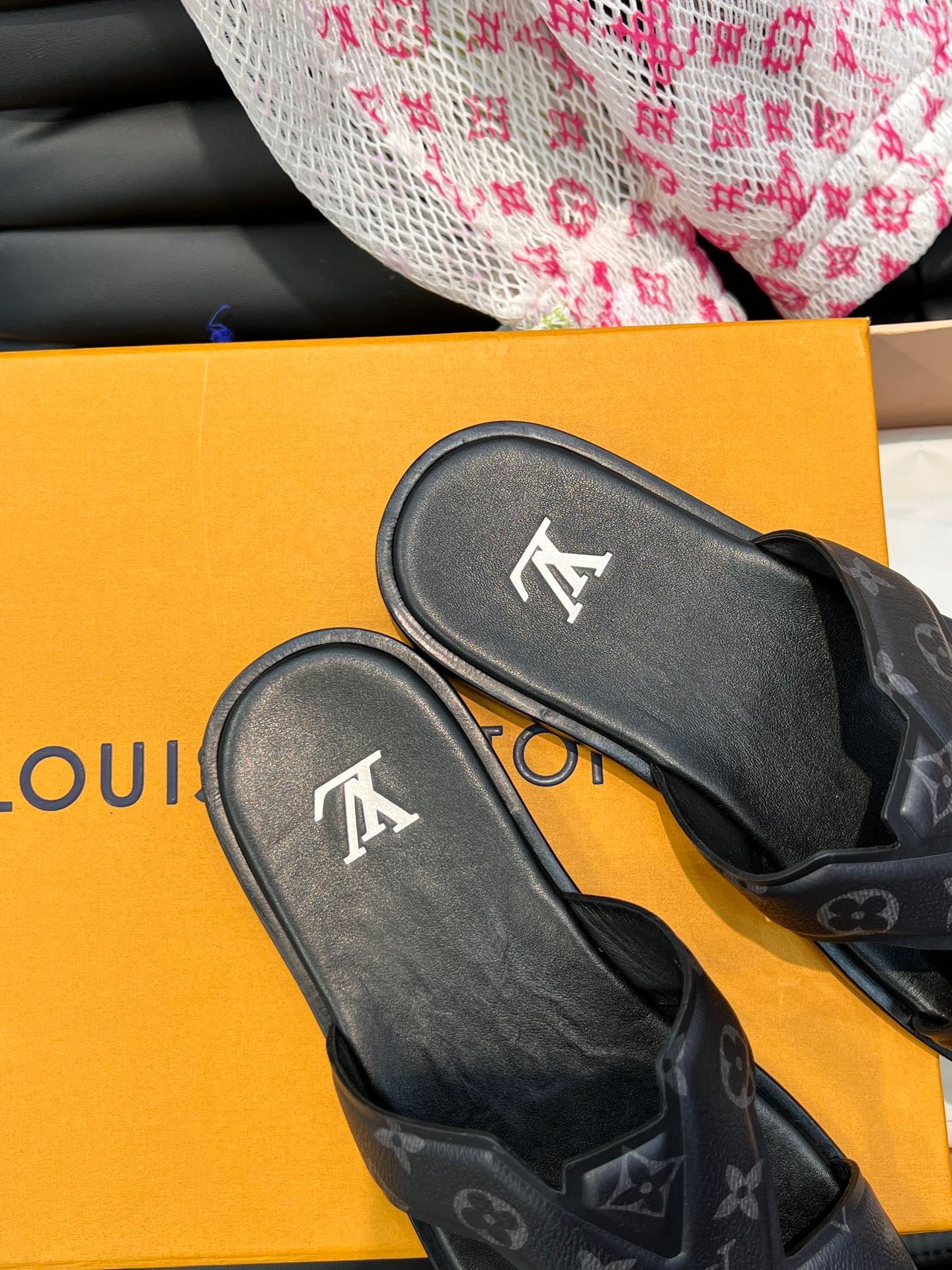 LV Black Presbyopia Slippers