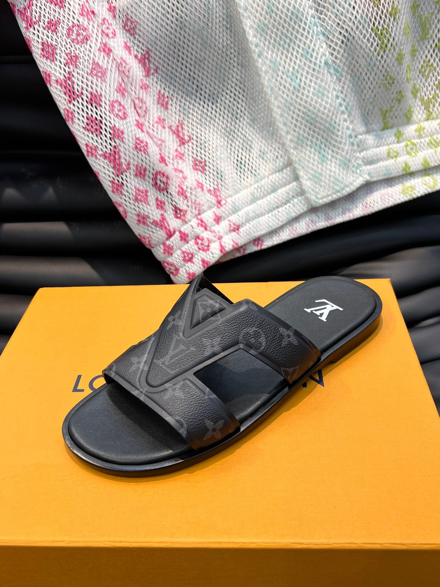 LV Black Presbyopia Slippers