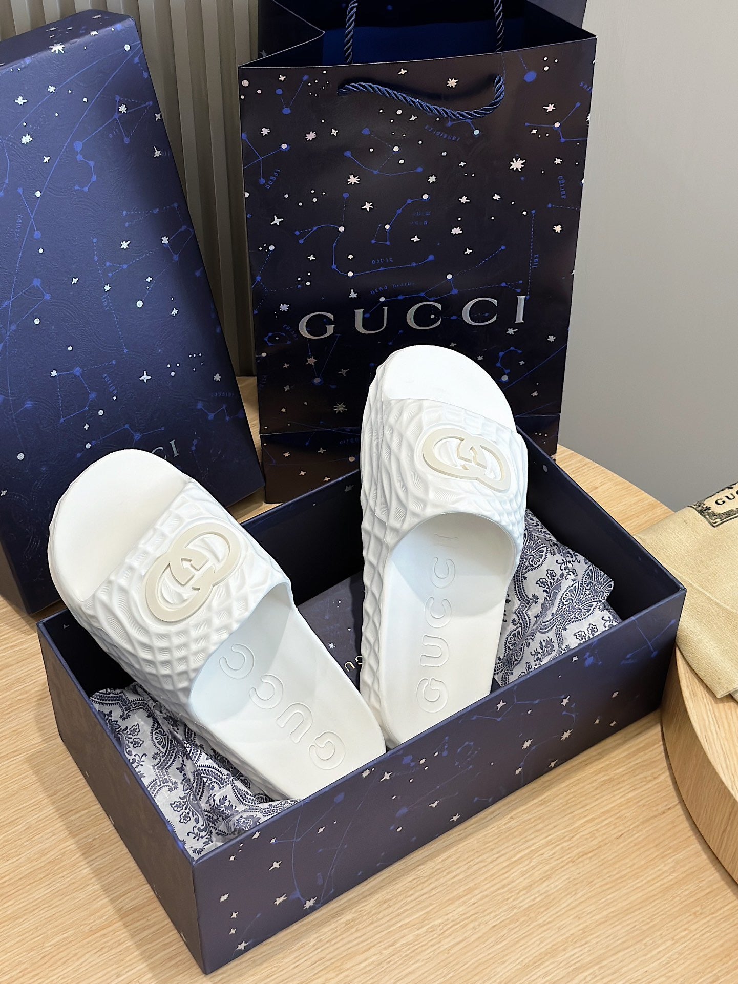 Gucci Gg White Water Ripple Rubber Slides