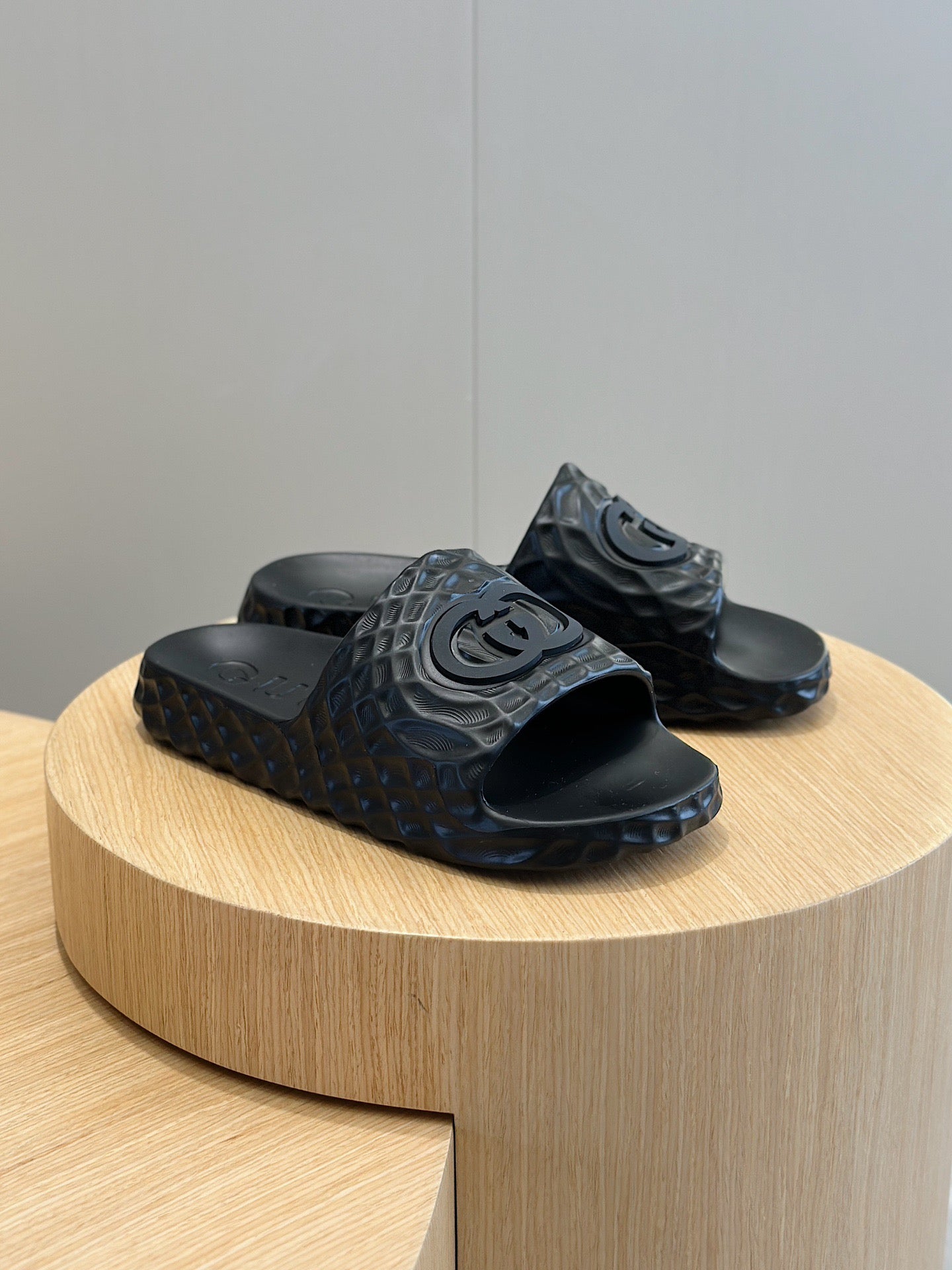 Gucci Gg Black Water Ripple Rubber Slides