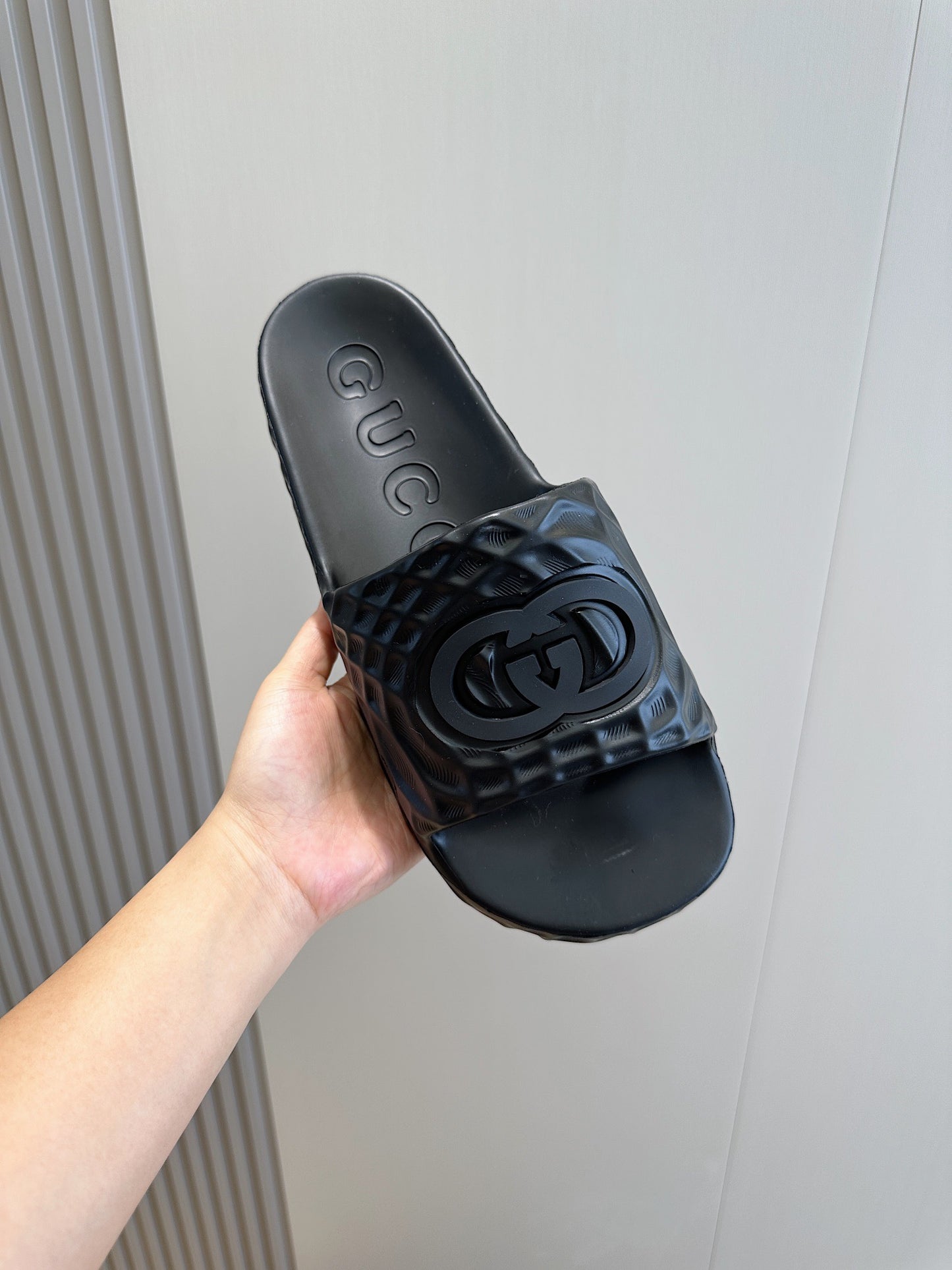 Gucci Gg Black Water Ripple Rubber Slides