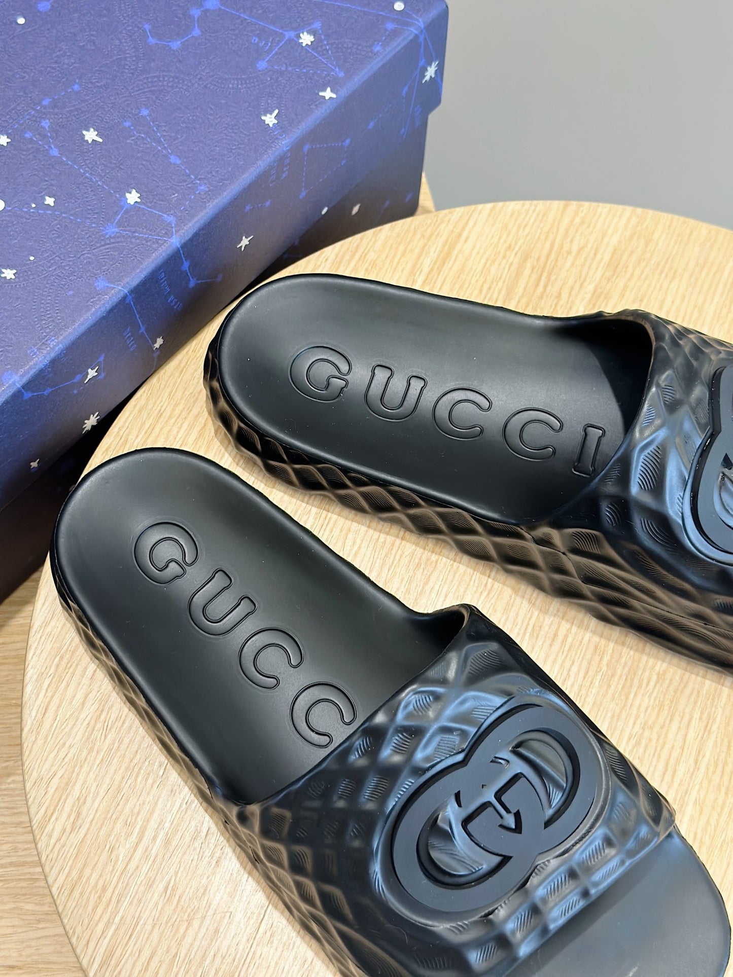 Gucci Gg Black Water Ripple Rubber Slides