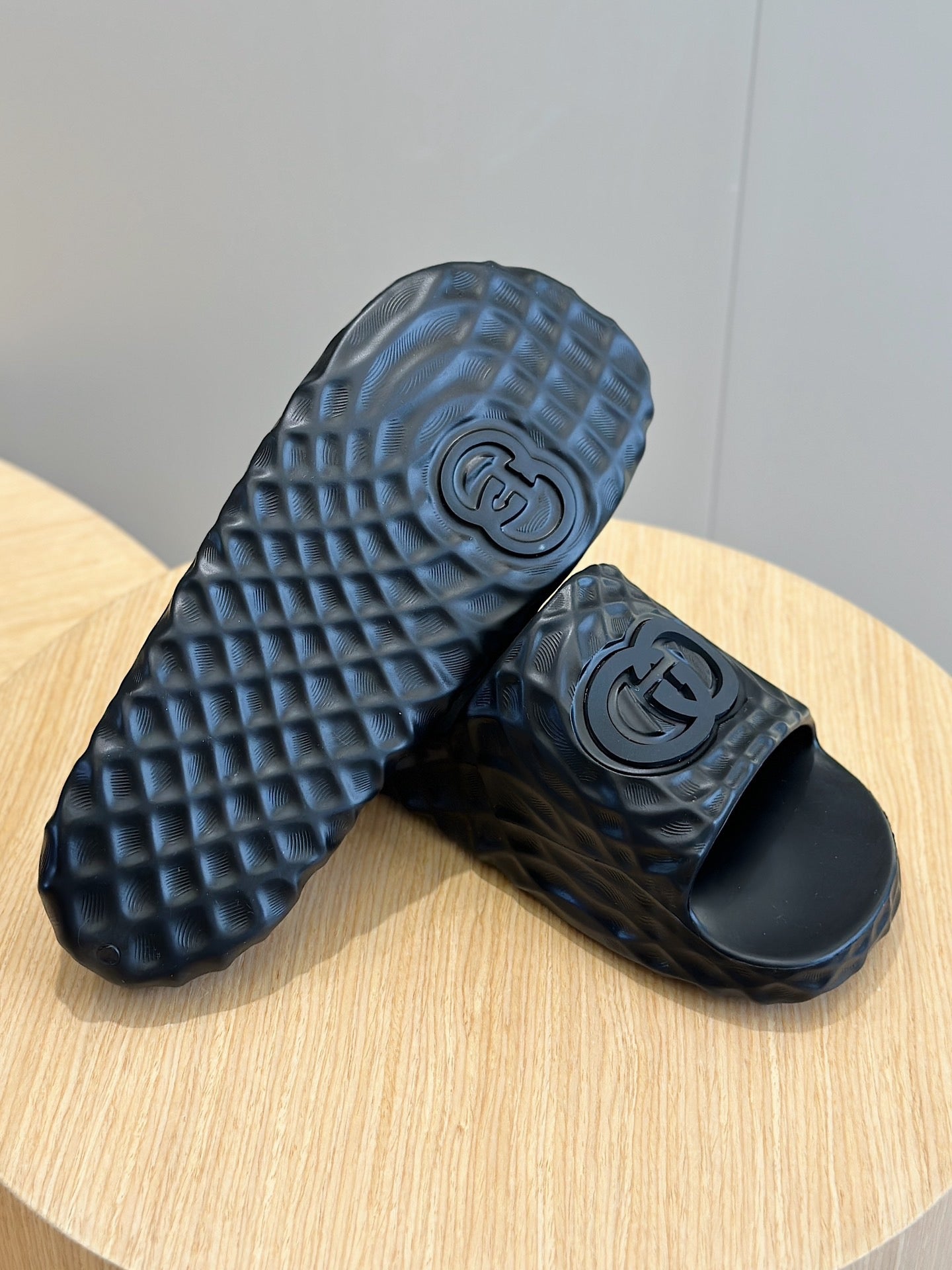 Gucci Gg Black Water Ripple Rubber Slides